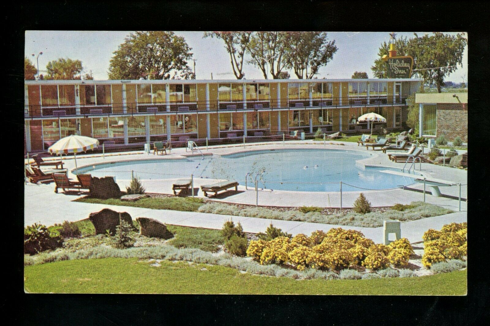 Motel Hotel Postcard Idaho Id Twin Falls Holiday Inn Pool Umbrellas Chrome